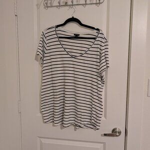 Torrid Black and White Striped Tunic T-Shirt Sz2 EXCELLENT CONDITION